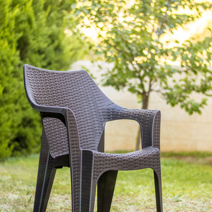 كرسي بابل راتان بلاستيكي بذراعين من سامبا