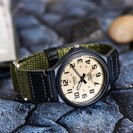 ساعة كاسيو الرجالية بـ حزام أخضر و مينا بيج مقاومة للماء 50 متر - موديل CASIO MW-240B-3B