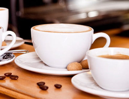 طقم فنجان كباتشينو وصحن من Konitz - أبيض