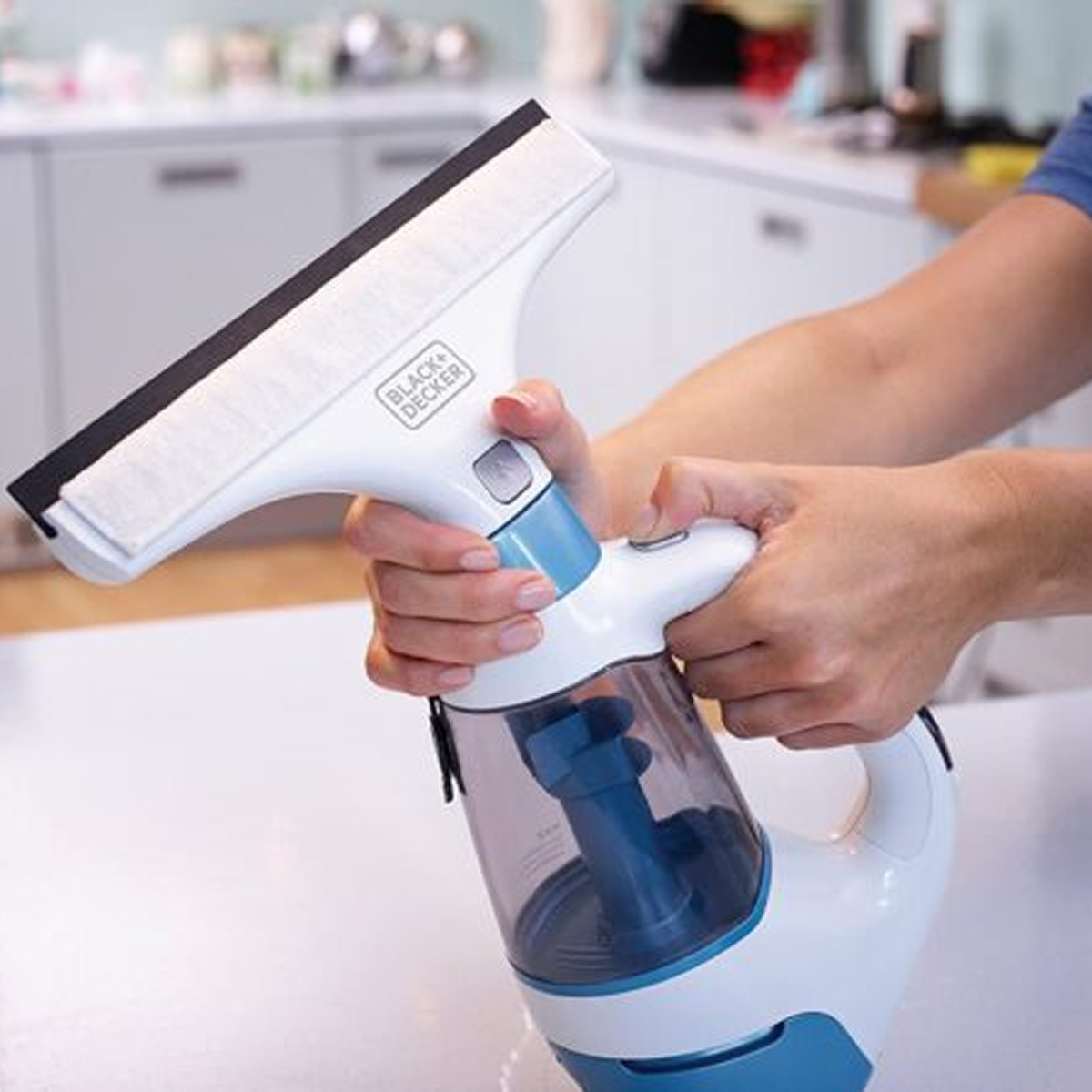 مكنسة تنظيف النوافذ والشبابيك الزجاجية مع بخاخ مدمج تعمل بالشحن ماركة Black & Decker | مكنسة تنظيف النوافذ والشبابيك الزجاجية مع بخاخ مدمج تعمل بالشحن ماركة Black & Decker |