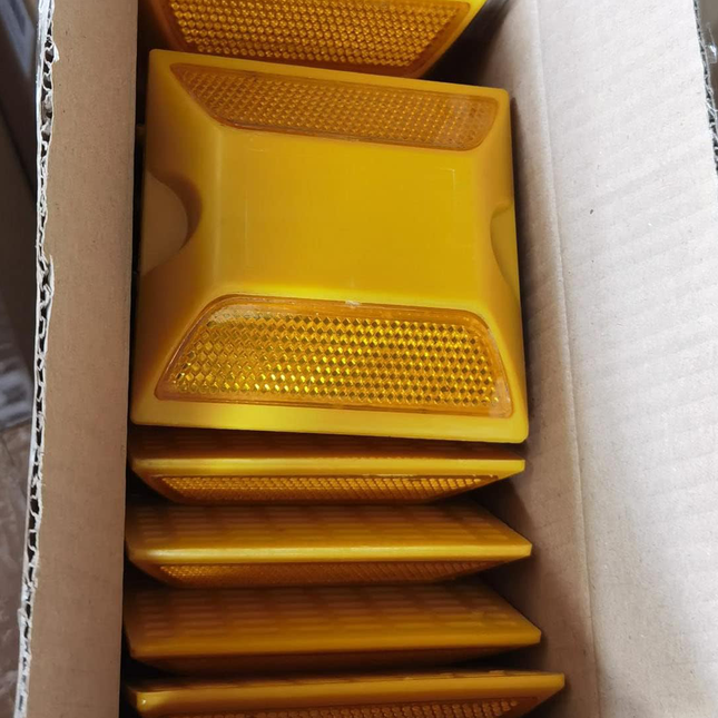 عاكس بلاستيك للشوارع مقاس 10سم*10سم لون اصفر 10قطع