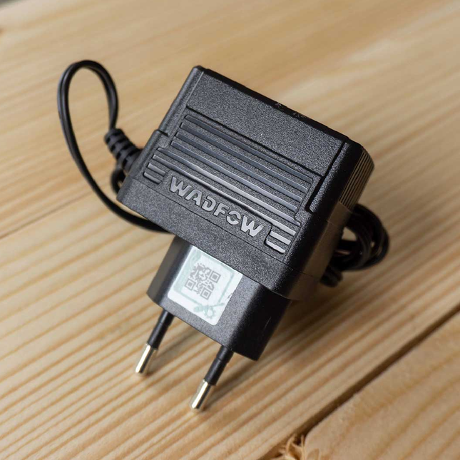 شاحن 0.65امبير 12فولت ويدفو