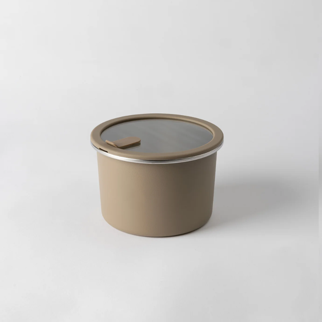 حاوية تخزين زجاجية ومعدنية فاخرة للمطبخ من مادام كوكو (Madame Coco Simon Storage Container) سعة 1500 مل - مقاس 16×16×10.5 سم