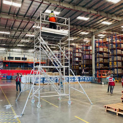 سقالة المنيوم مزايا (مع سلم) من مزايا عدة اطوال