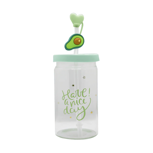 كوب زجاجي مع مصاصة الأفوكادو